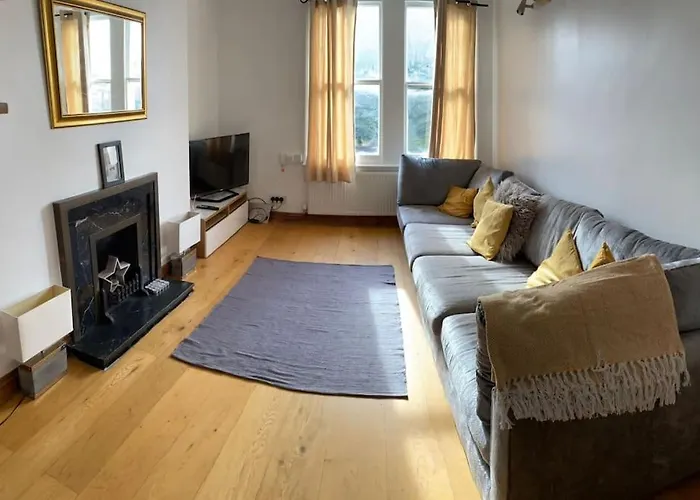 3 Double Bedroomed Flat, Acton. London, Uk