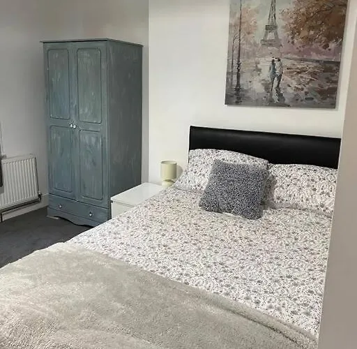3 Double Bedroomed Flat, Acton. London, Uk